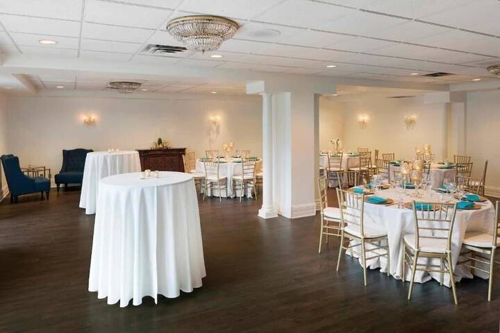 Ballroom/Hall 46 of 52
