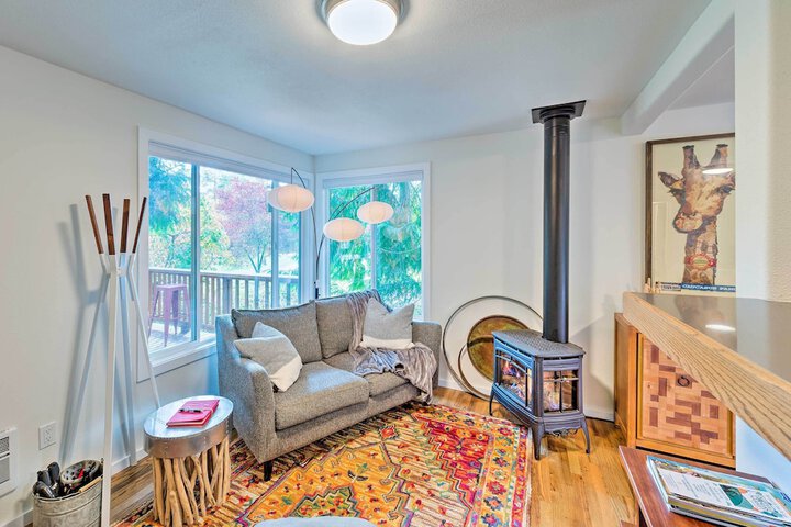 House w / Deck on Whidbey Island 1 Mi From Shore!