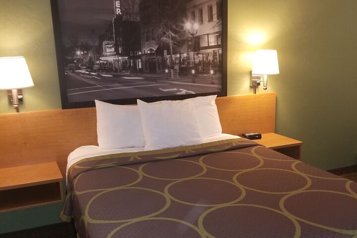 Room 10 of 28