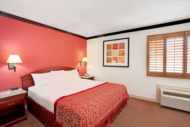 Room 6 of 9