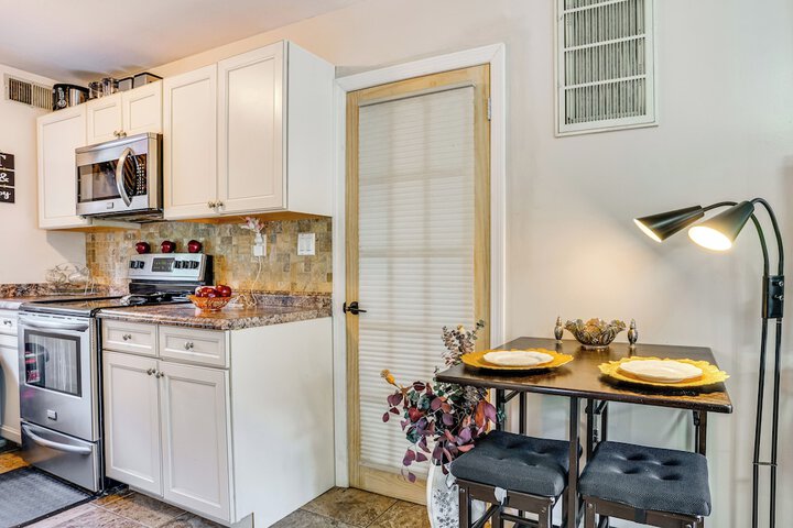 8 Mi to Long Beach: Cozy Apt w / Fenced Yard!
