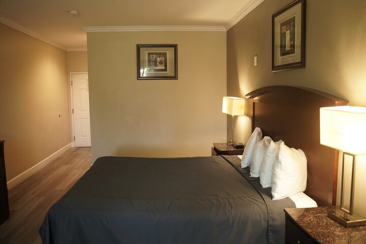 Harbor Inn & Suites