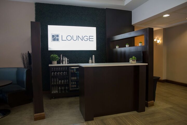 Lounge 43 of 47