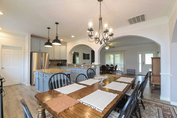 Riverside Ranch by Avantstay Mins to Downtown