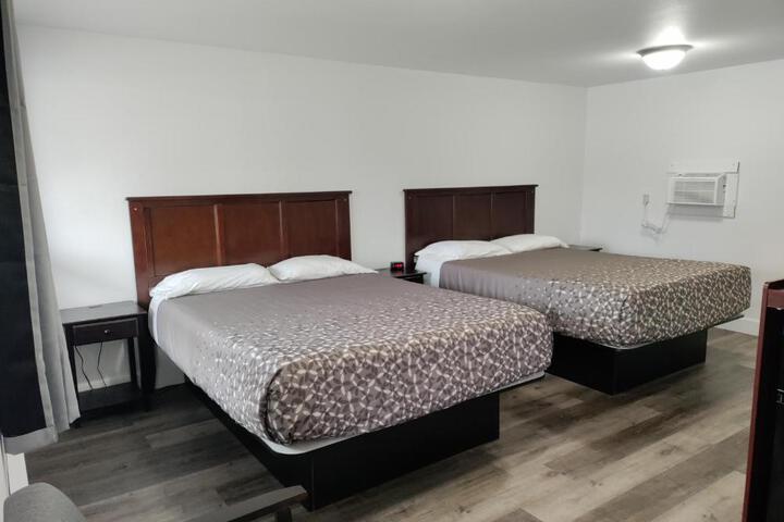 Eight Bar B Motel