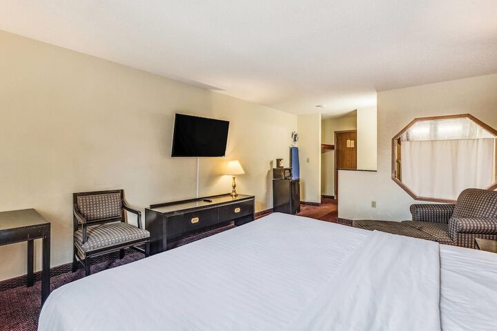 Econo Lodge Whitehall near Michigans Adventure