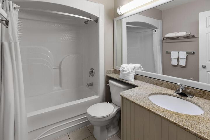 Super 8 by Wyndham Gananoque / Country Squire Resort