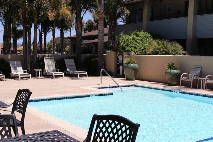 Ocairns Inn & Suites