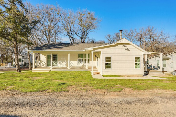 Walk to Lake Texoma: Kingston Retreat w / Deck!
