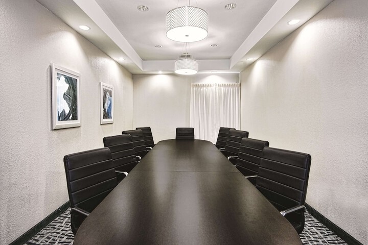 La Quinta Inn & Suites by Wyndham Victoria - South