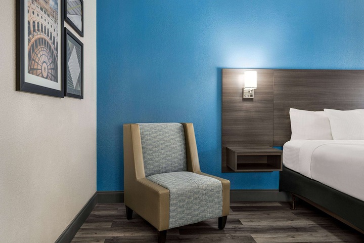 Room 34 of 40