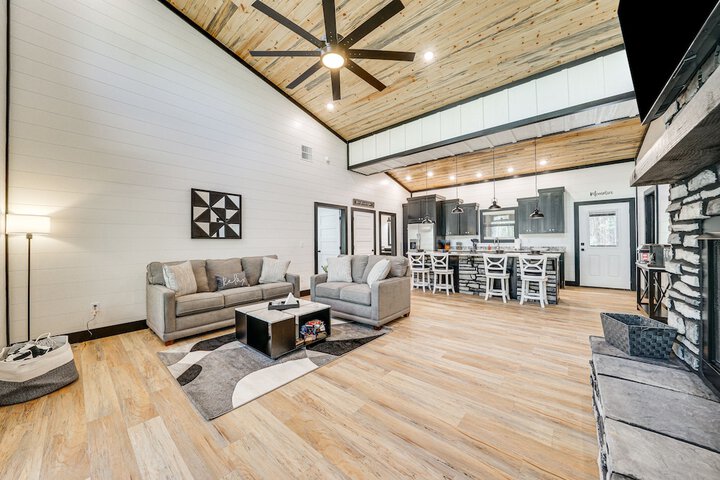 Near New Casino: Broken Bow Cabin w / Hot Tub