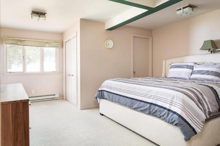 Sandbar Cedar Cottage on Lake Leelanau