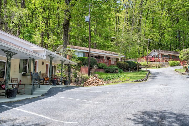 Mountain Aire Cottages Inn & Glamping