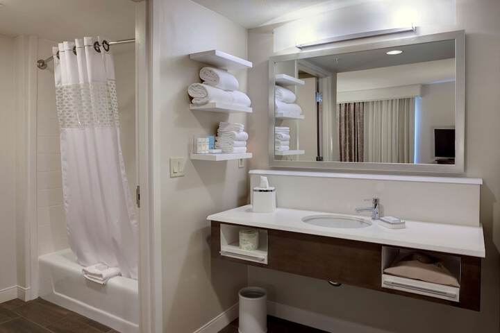 Room 9 of 32