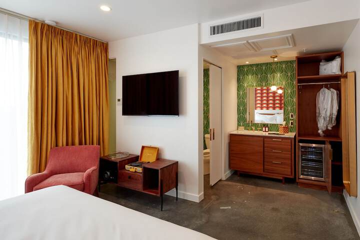 Room 27 of 48