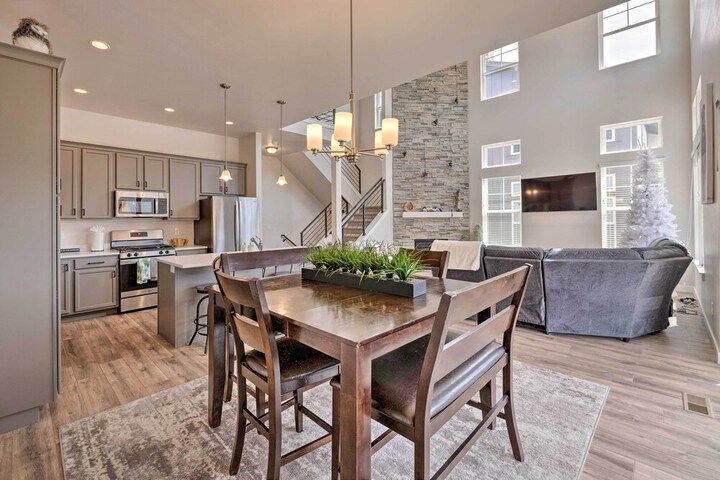 Inviting Hideout Townhome w / Balcony & Lake Views!
