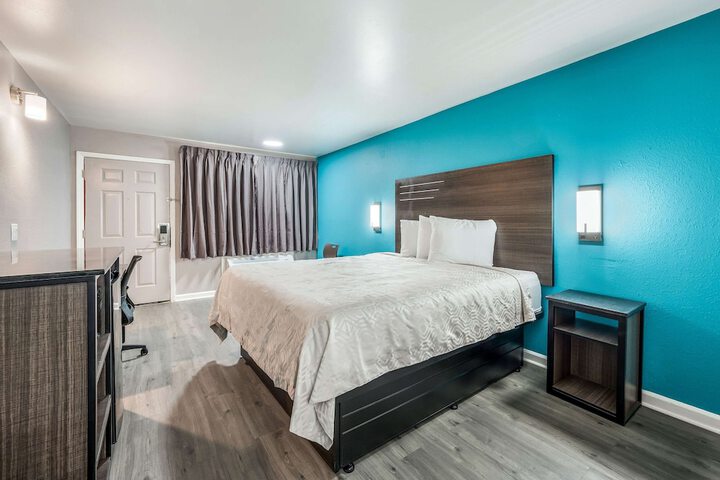 Room 13 of 18