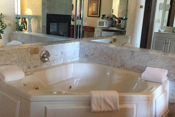 Lockport Inn & Suites