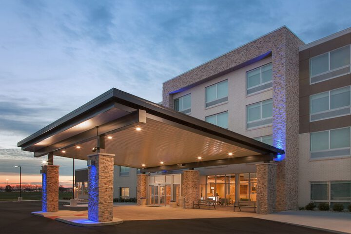 Holiday Inn Express and Suites Detroit / Sterling Heights by IHG