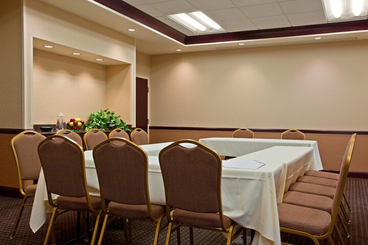 Holiday Inn Express & Suites Chicago West - OHare Arpt Area by IHG