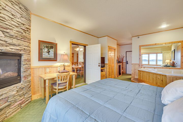 Pool & Lake Access: Northern Lakes Retreat!