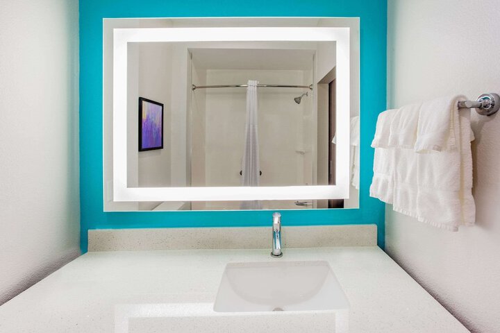Room 33 of 48