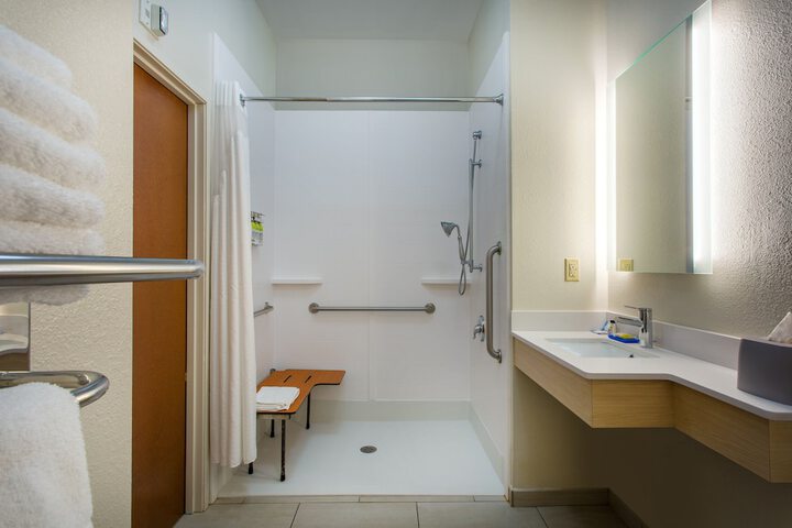 Room 25 of 38