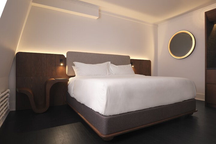 Room 32 of 44