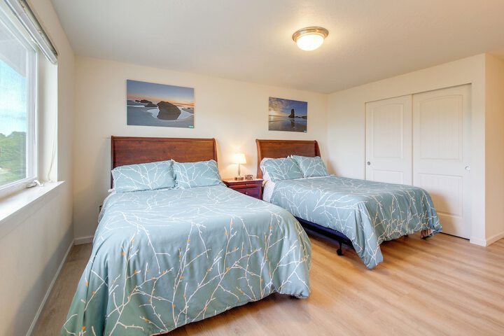 Spacious Bandon Getaway - 2 Blocks to Ocean!