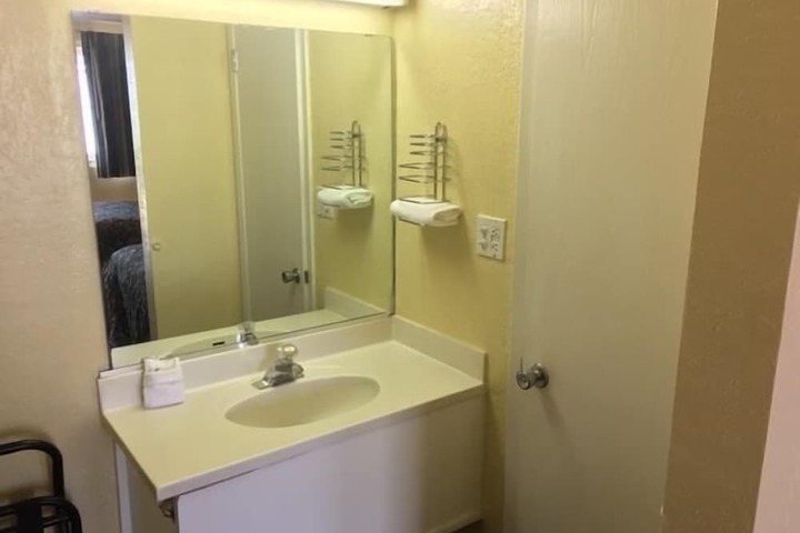 Room 10 of 13