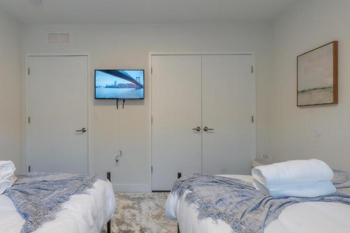 Opulence in Olive with Free Parking plus EV Plug 2 BR 2 baths Suite, 5 beds and Sleeps 8