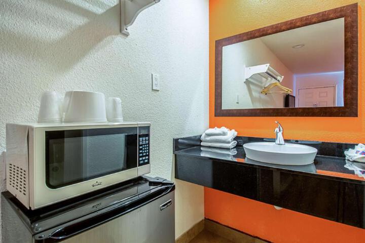 Motel 6-Bakersfield CA - Airport