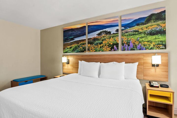 Days Inn by Wyndham Fontana / Rialto
