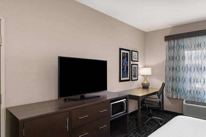 La Quinta Inn & Suites by Wyndham Fayetteville