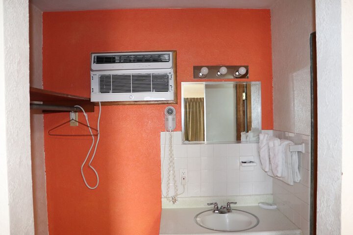 Room 40 of 48