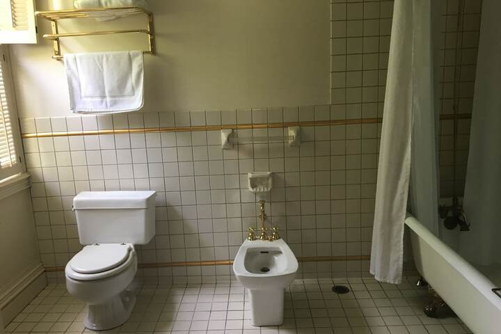 Room 13 of 33