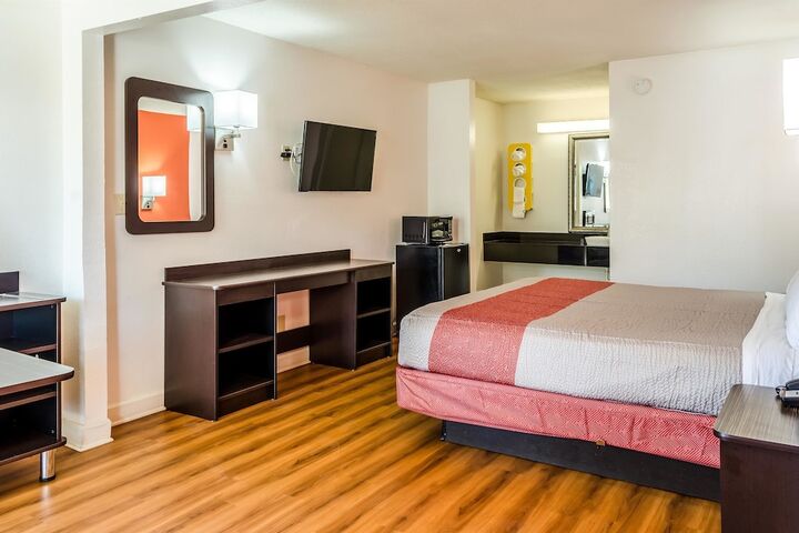 Room 15 of 28