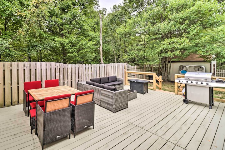 Chic Long Pond Family Home w / Fire Pits & Deck!