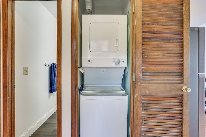 Vernon Township Condo w / Balcony Near Ski Lifts!