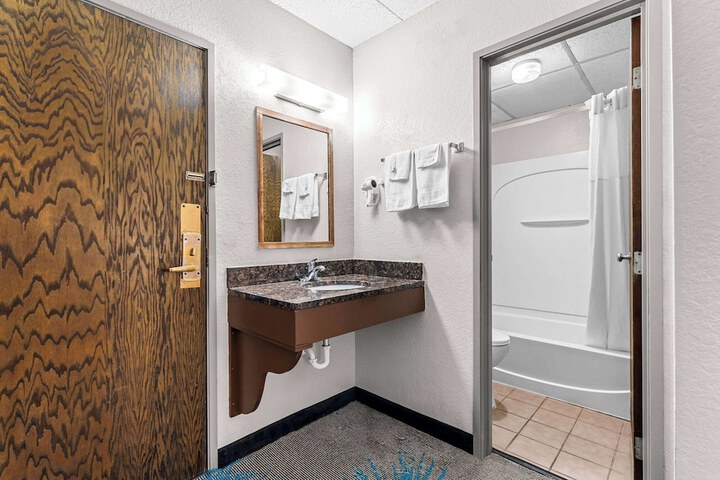 Room 27 of 40