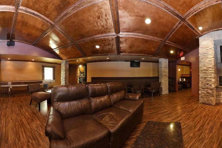Lounge 56 of 65