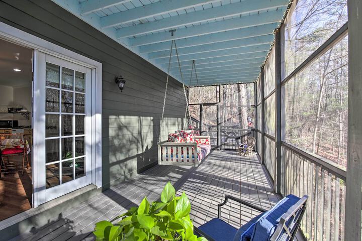 Cozy & Quiet Studio w / Porch Near Scenic Railway!