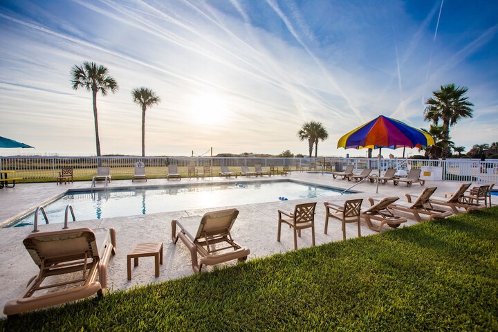 Days Inn & Suites by Wyndham Jekyll Island