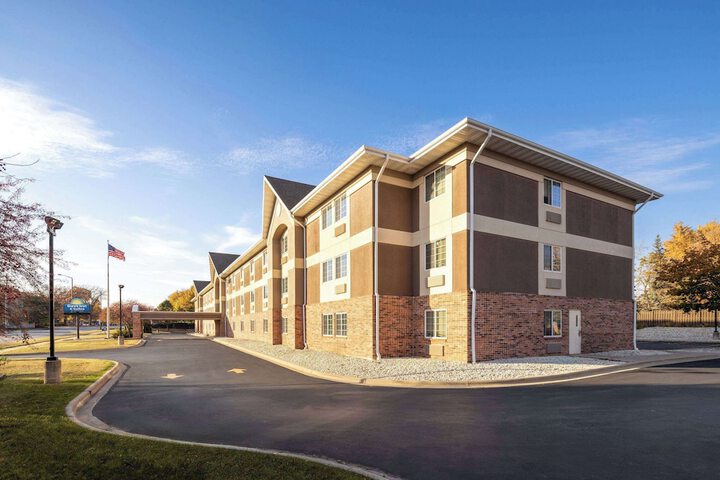 Days Inn & Suites by Wyndham Green Bay WI.