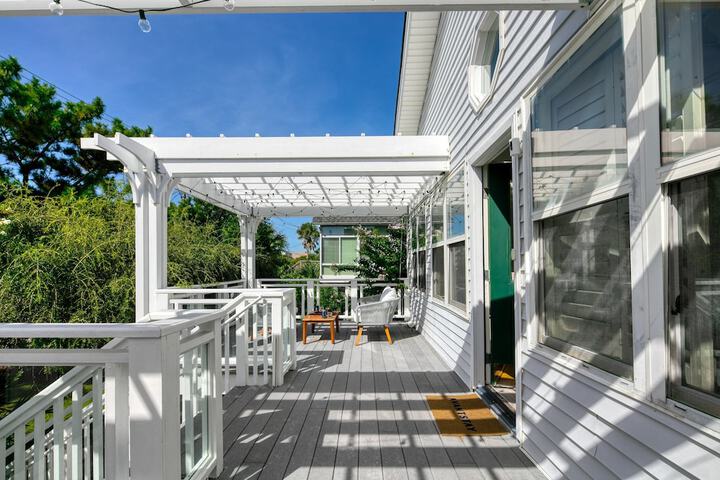 Hemlock by Avantstay Minutes From Folly Beach w / Multiple Patios