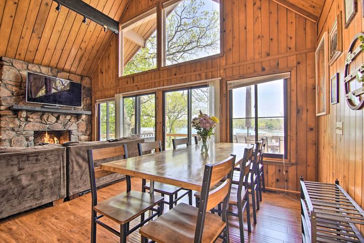 Serene Lakefront Escape: Boat Dock & Grill!