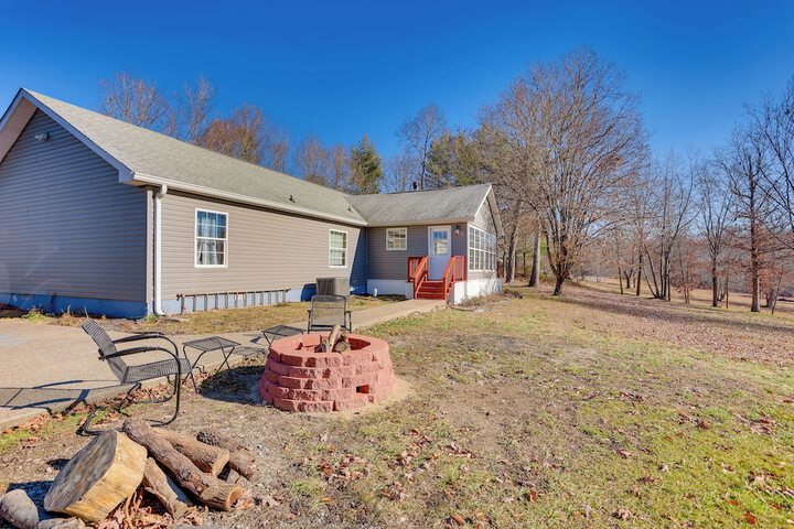 Pet-friendly Emerald Lake Retreat in Charlestown!