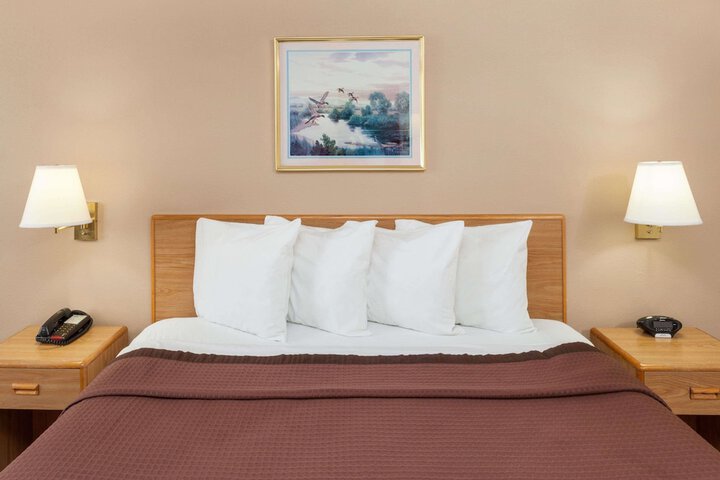 Room 10 of 14
