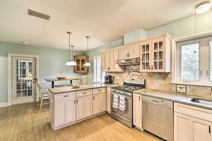 Bayfront Retreat w / Game Room + Outdoor Pool!